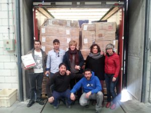 Nuestro compañero Luis Mari Azpeitia coordinó la carga del camión y el envío. En la foto, con Amaia Olaskoaga y otros miembros de Hotz Zarautz.